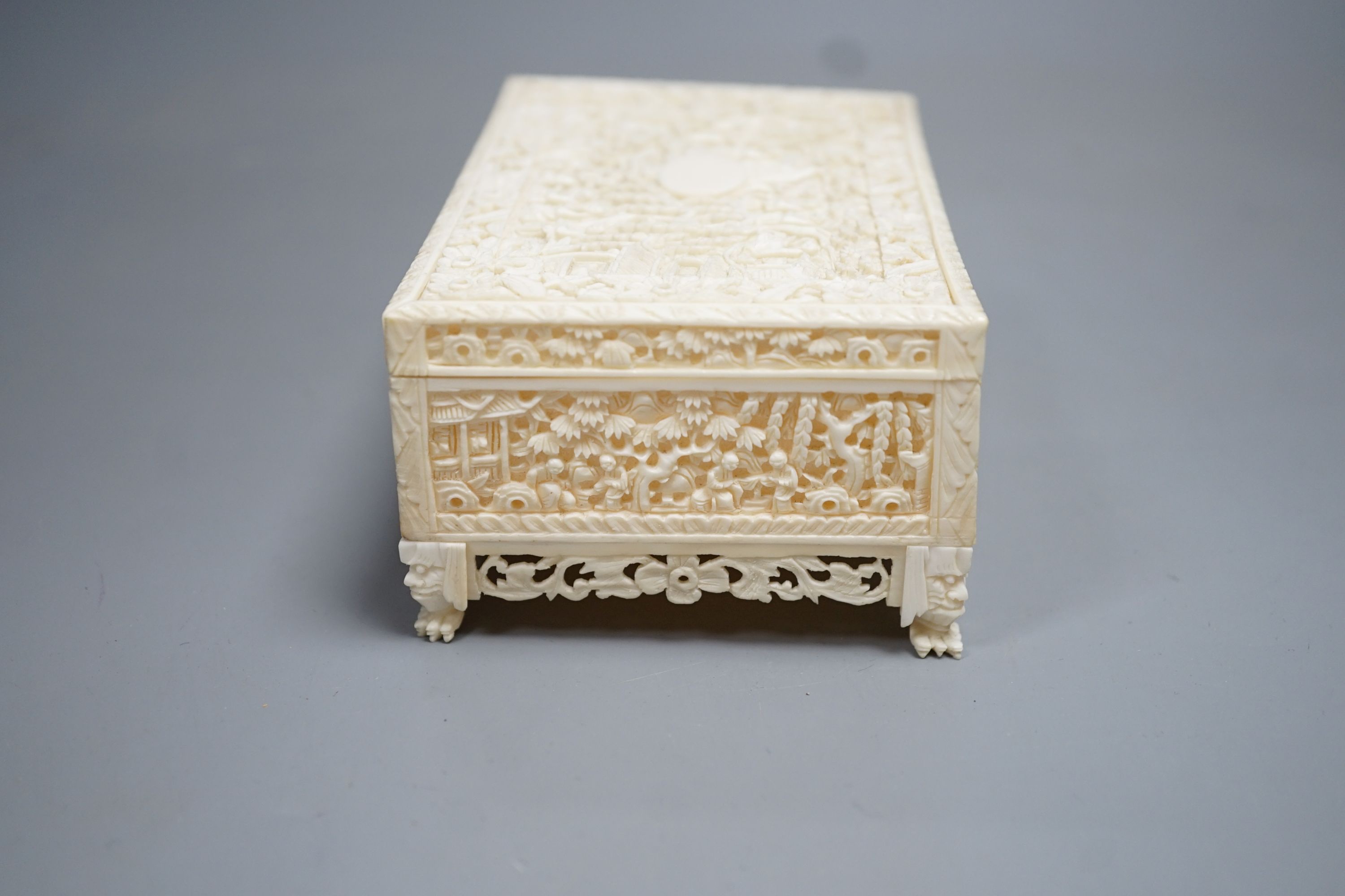 An early 20th century Cantonese carved ivory box, 12cm